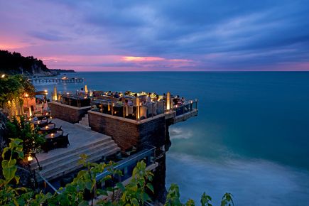 outdoor-space-590090-7-full